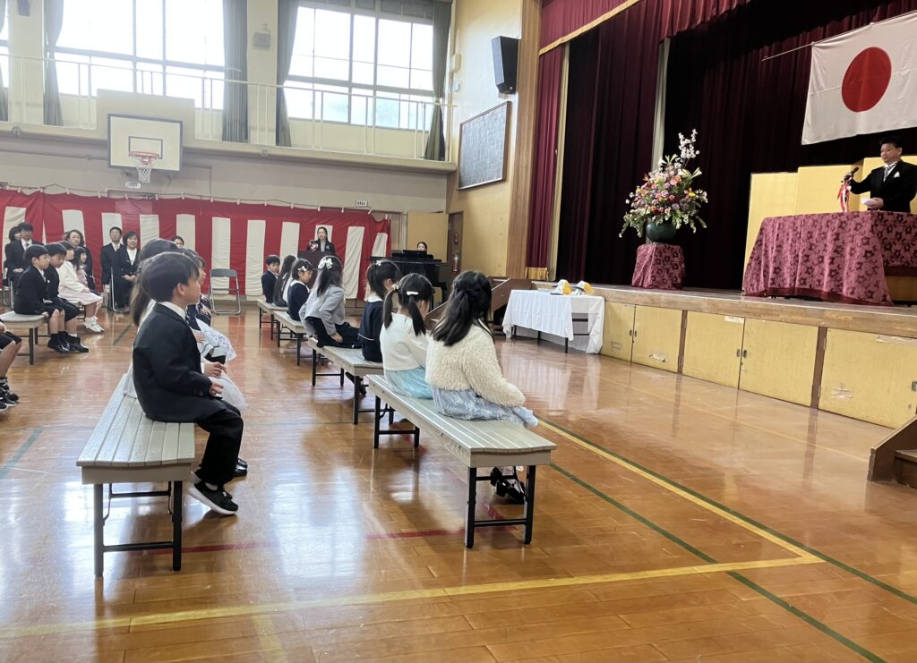 わくわくどきどき　市原野小学校で入学式
