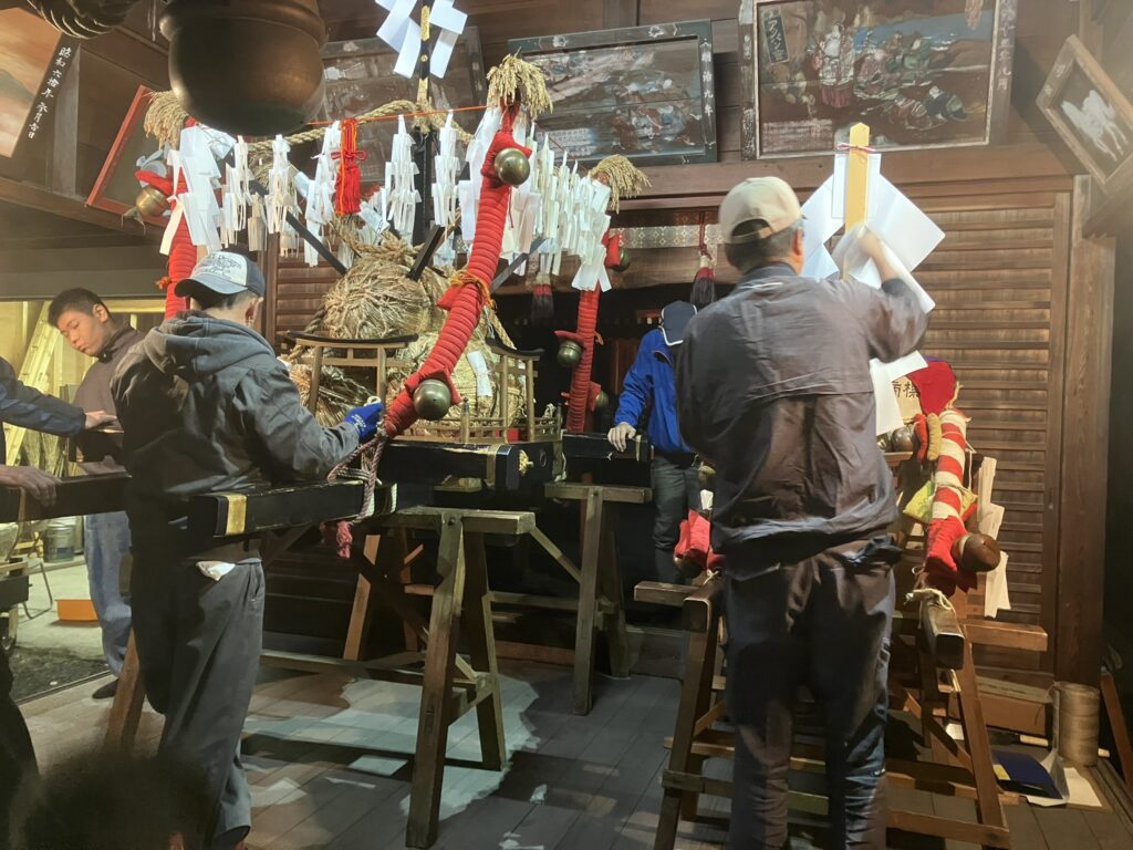 厳島神社で「秋の大祭」に向け、御幣立て、俵神輿作りが行われました