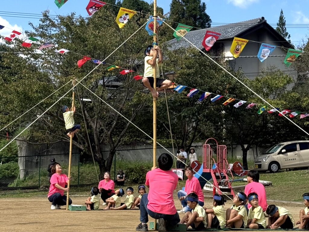 秋晴れの空の下、地域に見守られた市原野保育園の運動会